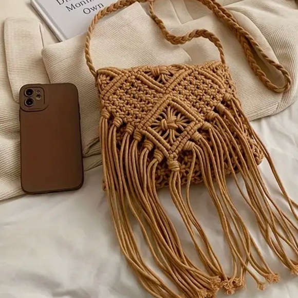 Boho-Chic Tassel Crossbody Bag with Zip Closure - Picture 4 of 4